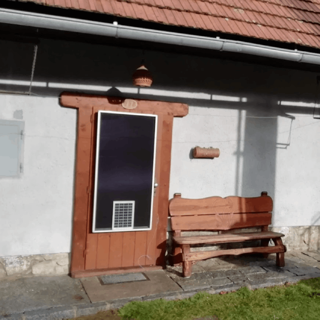 Teplovzdušný panel – příklad umístění na dveře